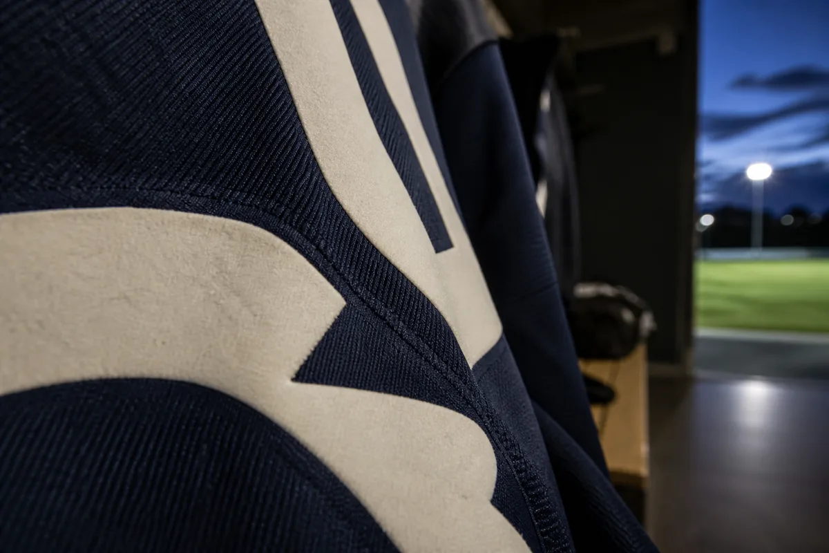 Détail rapproché d&rsquo;un flocage de nom et de numéro appliqué au dos d&rsquo;un maillot de football